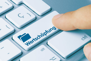 Ausschnitt einer Tastatur, ein Finger drückt die Taste mit der Aufschrift Wertschöpfung