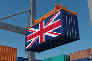 Container mit der Flagge des Vereinigten Königreichs, der mit einem Kran angehoben wird