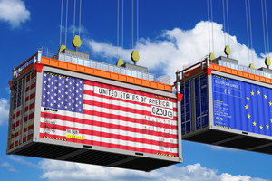 Zwei Schiffscontainer mit Flaggen der USA und der Europäischen Union