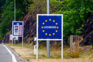 Grenzschild mit der Aufschrift "Luxembourg" an der Grenze zu Luxemburg
